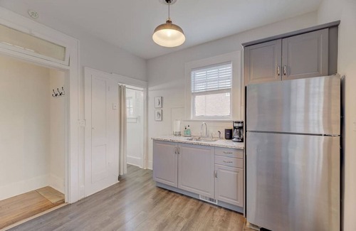 Earlewood Apartamento | Spacious Industrial Modern Apt 2BR 1BA Downstairs