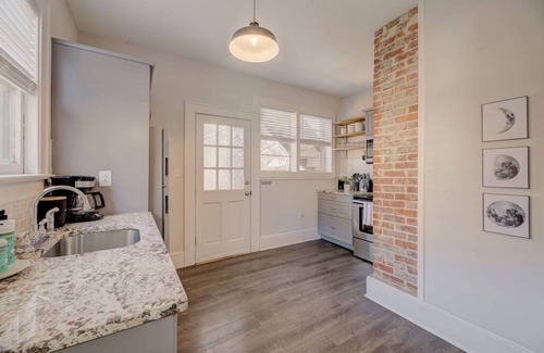 Earlewood Apartamento | Spacious Industrial Modern Apt 2BR 1BA Downstairs
