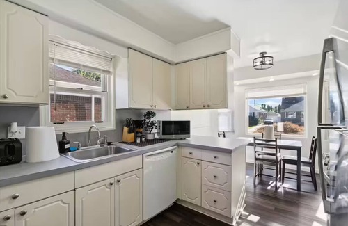 Allen Park Casa | Spacious & Inviting Home Near Detroit Attractions