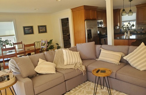 Jamestown Casa | Spacious Jamestown House - 6 Miles to Newport - Minutes from Beach