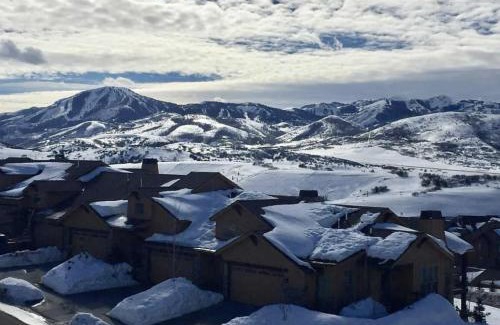 Snowbird Casa | Spacious Jordanelle Retreat, Minutes to Deer Valley and Park City, Private Hot Tub, Mountain View