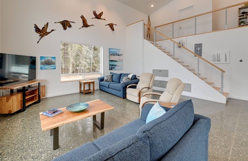 Kenai Casa | Spacious Kenai Getaway w/ Views - Walk to Beach!