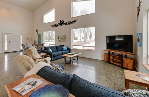 Kenai Casa | Spacious Kenai Getaway w/ Views - Walk to Beach!