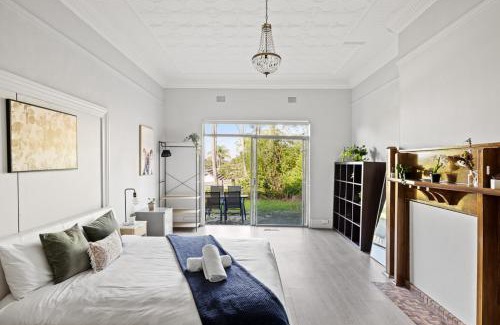 Lindfield Casa | Spacious King Room - Nearby Stations & Stores - Shared Bathroom