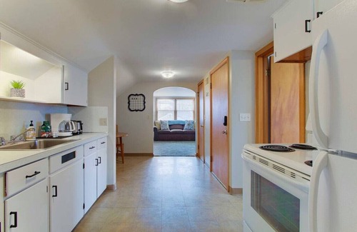 North Canton Apartamento | Spacious King Suite near Hall of Fame/Hwy/Airport