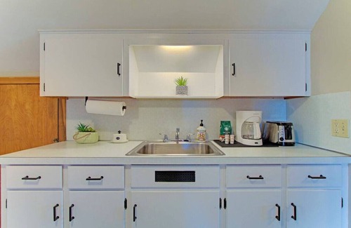 North Canton Apartamento | Spacious King Suite near Hall of Fame/Hwy/Airport