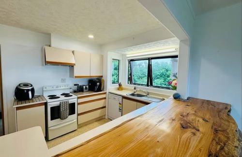 Whangarei Heads Casa | Spacious Kiwi bach with harbour views