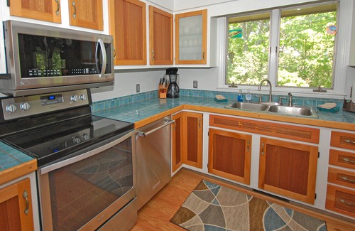 Glen Arbor Casa | Spacious lake access home with a washer/dryer, central AC, nearby tennis