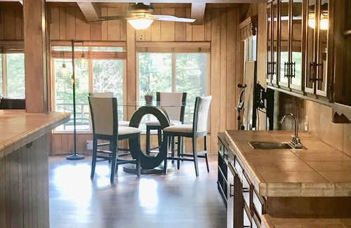Hamilton Branch Casa | Propiedad escénica frente al río en el lago Almanor