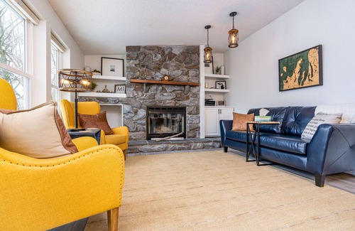 Traverse City Casa | Spacious lake house north of TC. A/C. Dock, kayaks. Pet ok