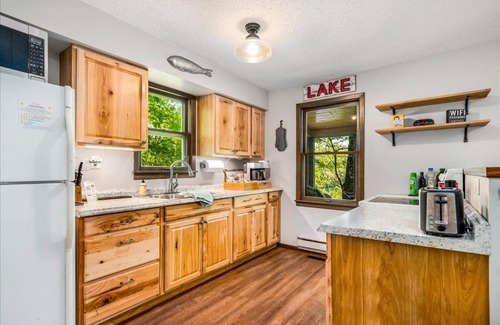 Almelund Casa | Spacious Lake House + Fast WIFI + Coffee Bar + Gorgeous Views!