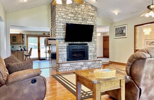 La Follette Casa | Spacious Lake house with Double Boat Dock & Gently Sloping Lot