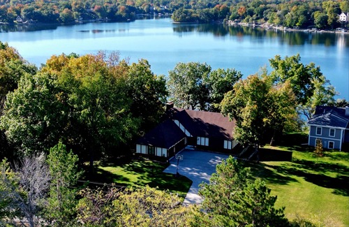 Colgate Casa | Amplia casa del lago con hermosas vistas y 123 pies de frente de natación