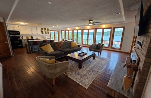 Linn Creek Casa | Spacious Lake of the Ozark Home w/ Large Dock, Hot Tub, and Yard