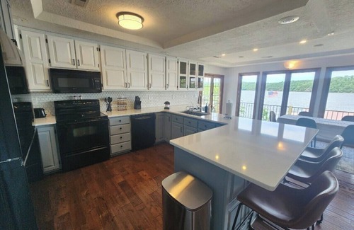 Linn Creek Casa | Spacious Lake of the Ozark Home w/ Large Dock, Hot Tub, and Yard