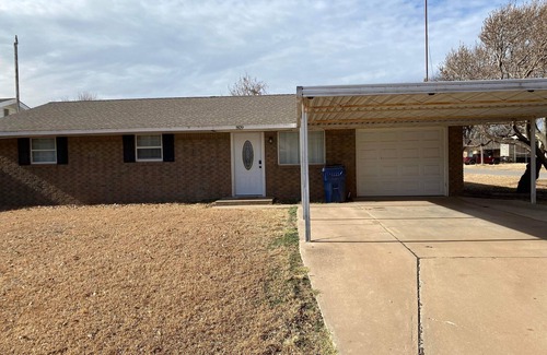 Fay Casa | Spacious Lake Retreat 3BR Home Near Canton Lake w/ Huge Living Room Boat Parking
