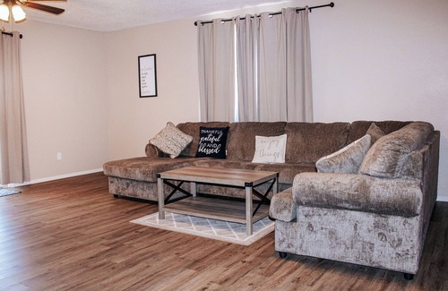 Fay Casa | Spacious Lake Retreat 3BR Home Near Canton Lake w/ Huge Living Room Boat Parking