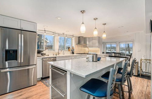 Vandalia Casa | Spacious Lake Stay Hot Tub 11 Bed Pool Table