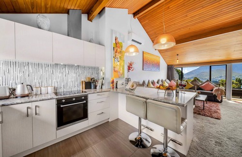 Fernhill Casa | SPACIOUS LAKE VIEW SPA TOWNHOUSE