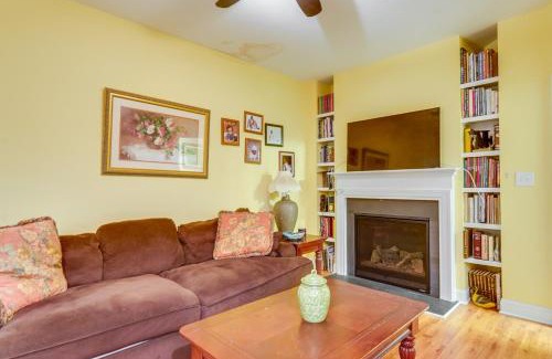 Westover Apartamento | Spacious Lakefront Apt with Deck in Fayetteville!