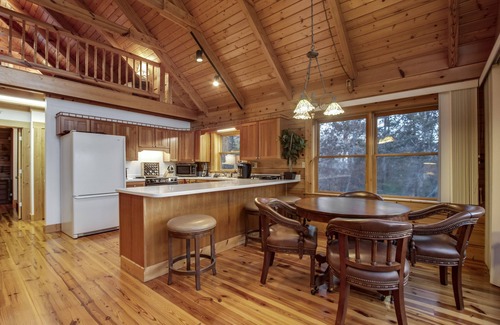 Ten Mile Cabina | Spacious Lakefront Cabin w/ HotTub, Fire & Kayaks