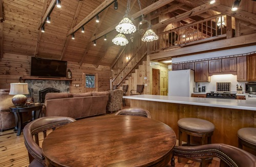 Ten Mile Cabina | Spacious Lakefront Cabin w/ HotTub, Fire & Kayaks
