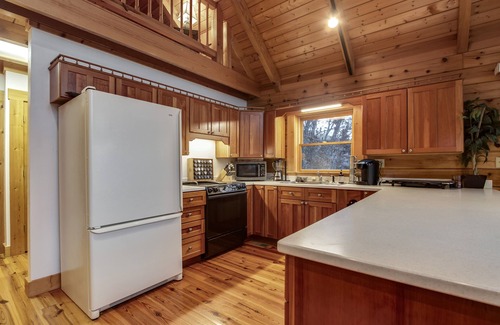 Ten Mile Cabina | Spacious Lakefront Cabin w/ HotTub, Fire & Kayaks