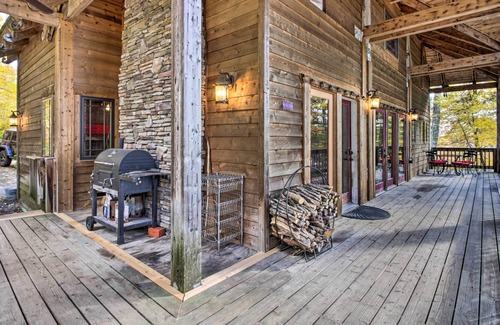 Emily Cabina | Spacious Lakefront Cabin w/ Fire Pit & Grill!