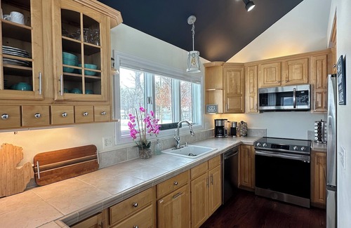 Pigeon Casa | Spacious Lakefront Family Getaway: Spectacular Views - Mins to Downtown - Games!