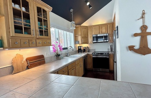Pigeon Casa | Spacious Lakefront Family Getaway: Spectacular Views - Mins to Downtown - Games!