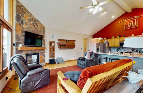 Livingston Casa | Spacious lakefront house w/patio, balcony, grill & foosball