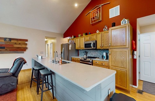 Livingston Casa | Spacious lakefront house w/patio, balcony, grill & foosball