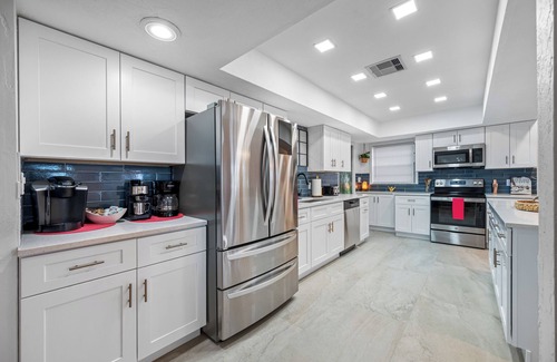 On Top of The World Casa | Spacious Lakefront pool retreat in Clearwater - 20 min to beaches