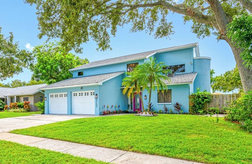On Top of The World Casa | Spacious Lakefront pool retreat in Clearwater - 20 min to beaches