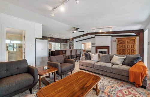 Spicewood Casa | Spacious Lakehouse-Dock-King bds