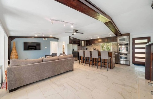 Spicewood Casa | Spacious Lakehouse-Dock-King bds