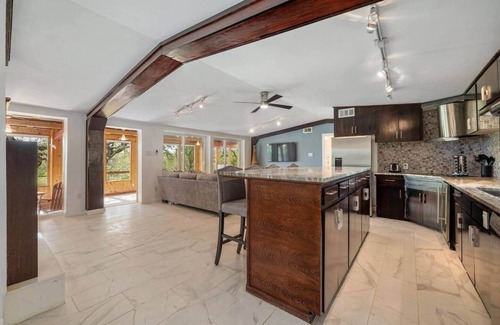Spicewood Casa | Spacious Lakehouse-Dock-King bds