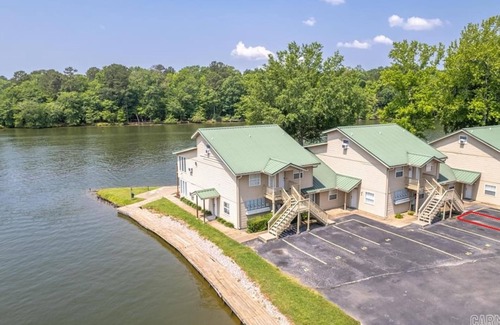 Mid America Condominio | Spacious Lakeside Country Getaway