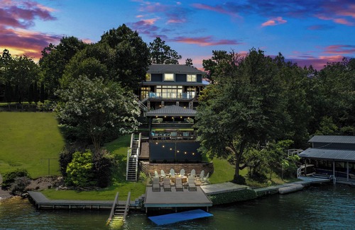 The Woods of Longleaf Casa | Spacious Lakeside Retreat - Sleeps 16, Quiet Slough, Great Entertaining Areas!