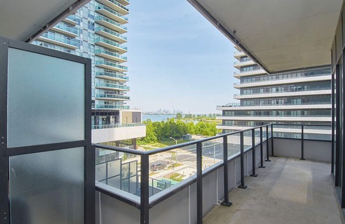 Humber Bay Condominio | ★Spacious Lakeview Condo Near Downtown (Sleeps 6 adults + 2 kids)★