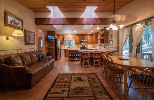 Glencoe Casa | Spacious Large Homestyle Family Cabin in LMP Arnold