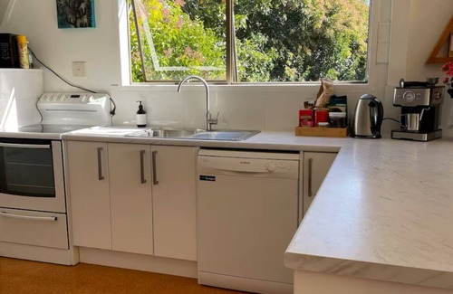 Raglan Casa | Spacious large sun drenched house, with Sea & bush views, 20 mins walk to town.