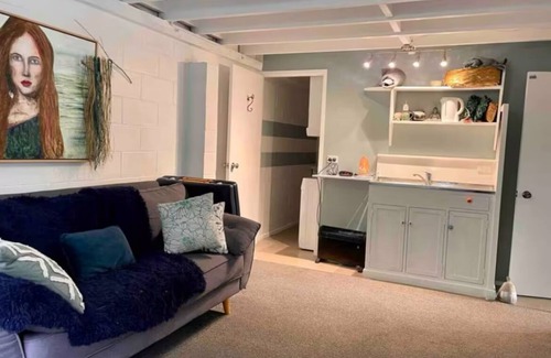 Raglan Casa | Spacious large sun drenched house, with Sea & bush views, 20 mins walk to town.