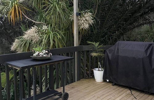 Raglan Casa | Spacious large sun drenched house, with Sea & bush views, 20 mins walk to town.