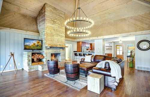 Seven Devils Cabina | Spacious lodge with magnificent mountain views, fireplace and hot tub.