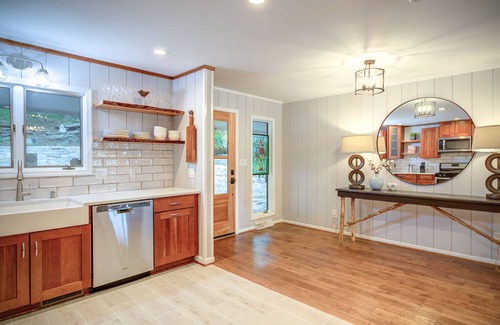 Seven Devils Cabina | Spacious lodge with magnificent mountain views, fireplace and hot tub.