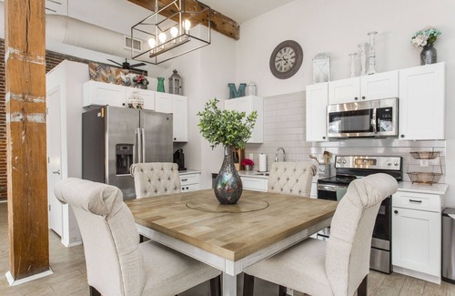 River Market Apartamento | Spacious loft in the heart of KC’s River Market with walkable access to shops, dining, and the streetcar. Features a king bed, full kitchen, smart TV, in-unit laundry, gym access, and a game room. Free street parking or private lot available for fee.