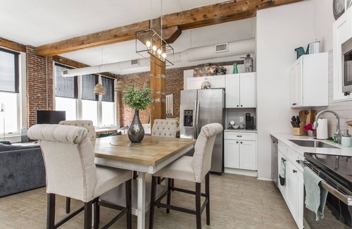 River Market Apartamento | Spacious loft in the heart of KC’s River Market with walkable access to shops, dining, and the streetcar. Features a king bed, full kitchen, smart TV, in-unit laundry, gym access, and a game room. Free street parking or private lot available for fee.