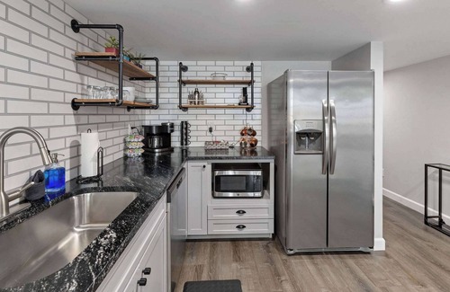 Barths Apartamento | Spacious loft- King Bed- Walk the neighborhood!