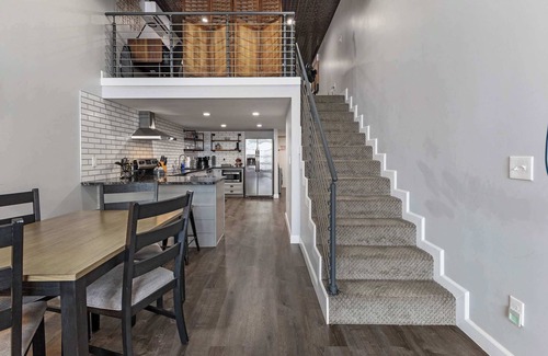 Barths Apartamento | Spacious loft- King Bed- Walk the neighborhood!